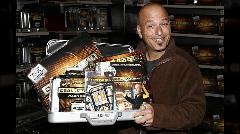 Howie Mandel posant avec le produit "Deal or No Deal"