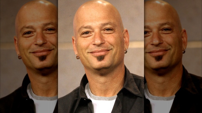 Howie Mandel pose pour les caméras