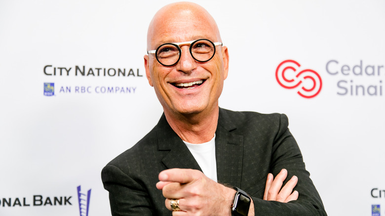 Howie Mandel pose pour les caméras