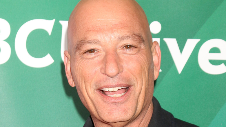 Howie Mandel pose pour les caméras