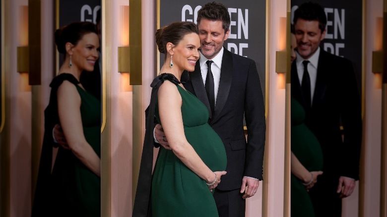 Hilary Swank enceinte du tapis rouge de Philip Schneider