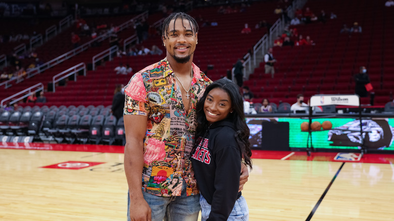 Simone Biles et Jonathan Owens posant