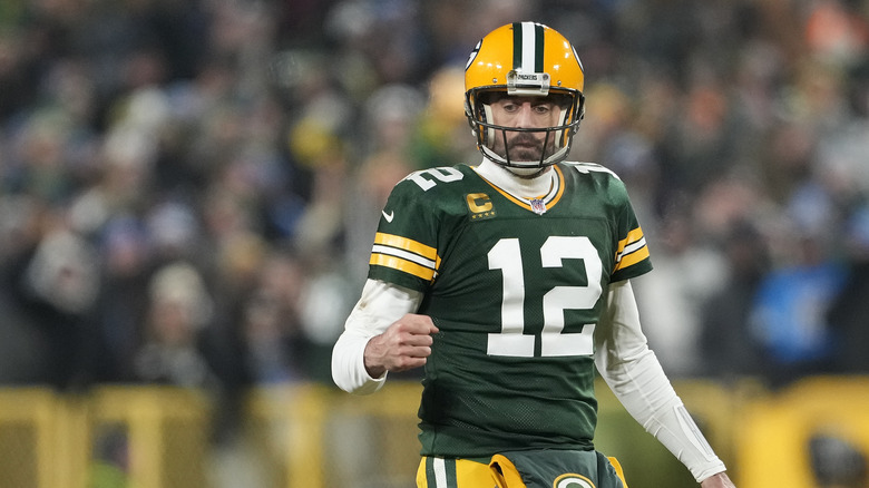 Aaron Rodgers joue au football