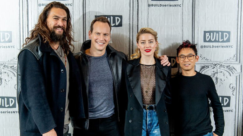 Amber Heard et le casting d'Aquaman posant pour une photo