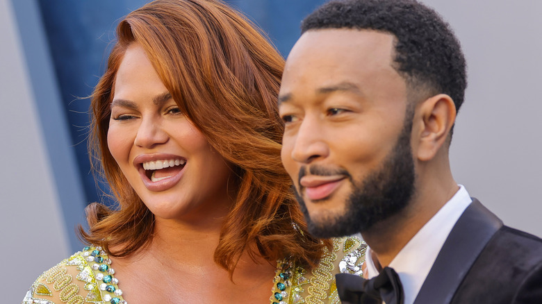 Chrissy Teigen et John Legend souriants