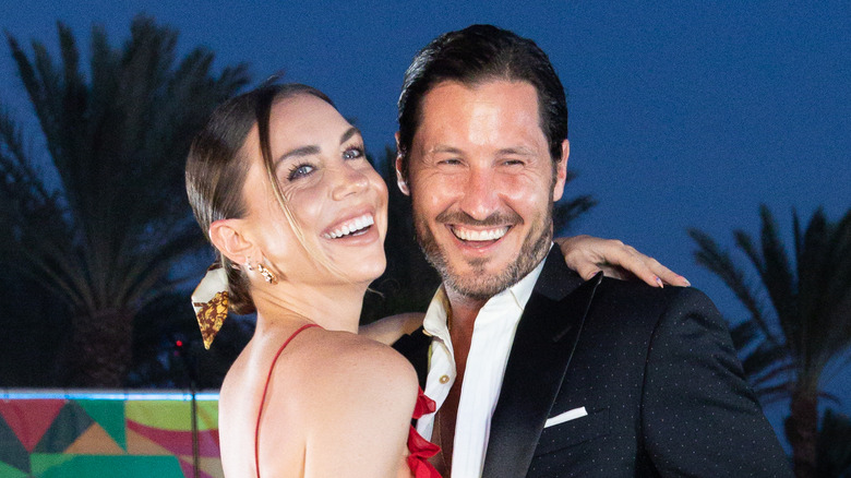 Jenna Johnson et Val Chmerkovskiy souriant