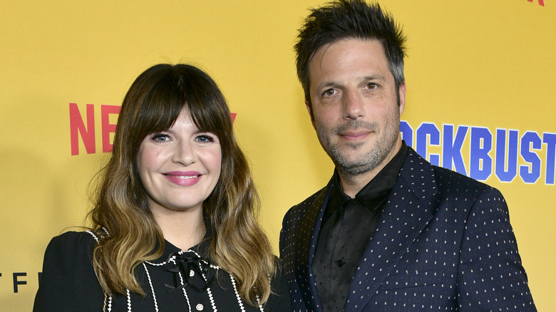 Casey Wilson et David Caspe souriant