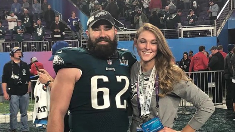 Jason et Kylie Kelce souriant