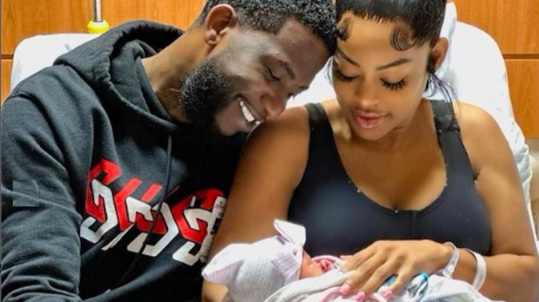 Gucci Mane et Keyshia Ka'oir Davis sourient au nouveau-né