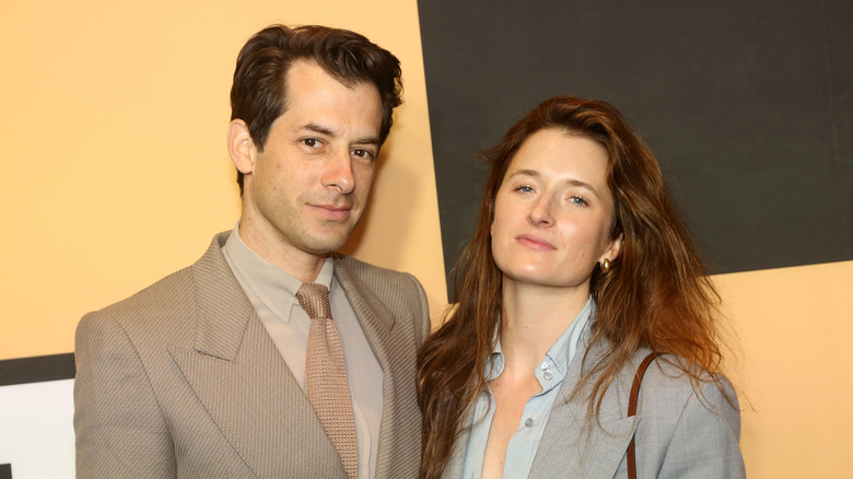 Mark Ronson et Grace Gummer posant