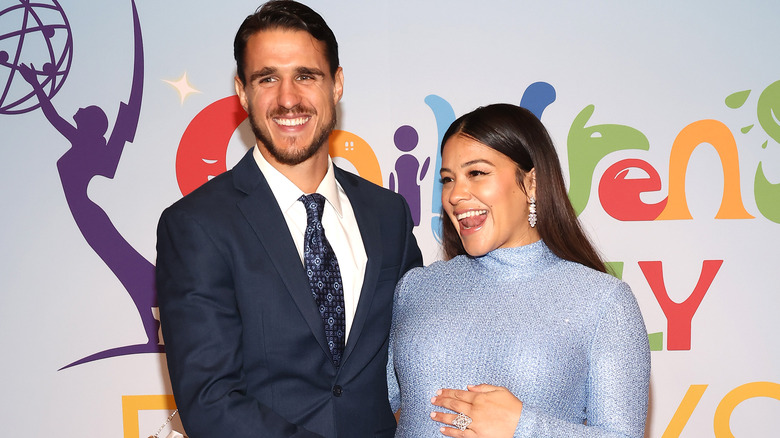 Joe LoCicero et Gina Rodriguez rient