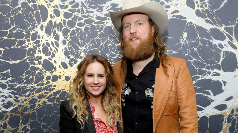 Lucie Silvas et John Osborne souriant