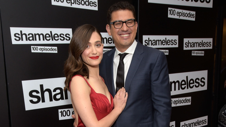 Emmy Rossum et Sam Esmail posent