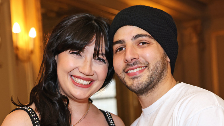 Daisy Lowe et Jordan Saul sourient