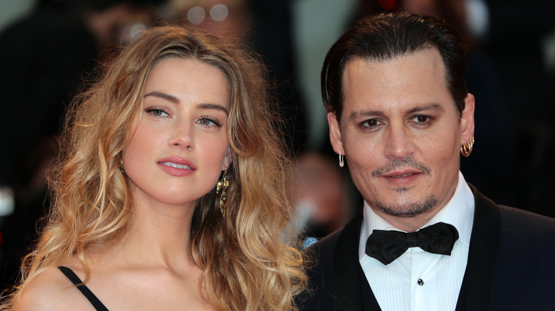 Amber Heard et Johnny Depp posent