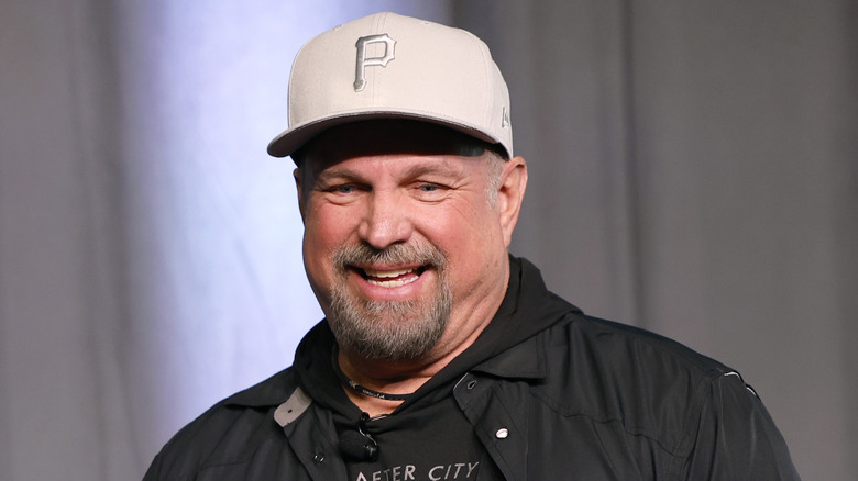 Garth Brooks souriant