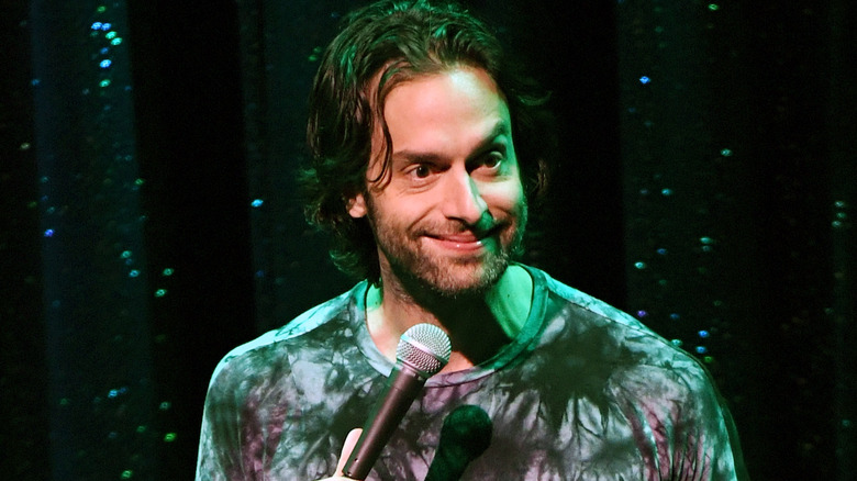 Chris D'Elia fond scintillant