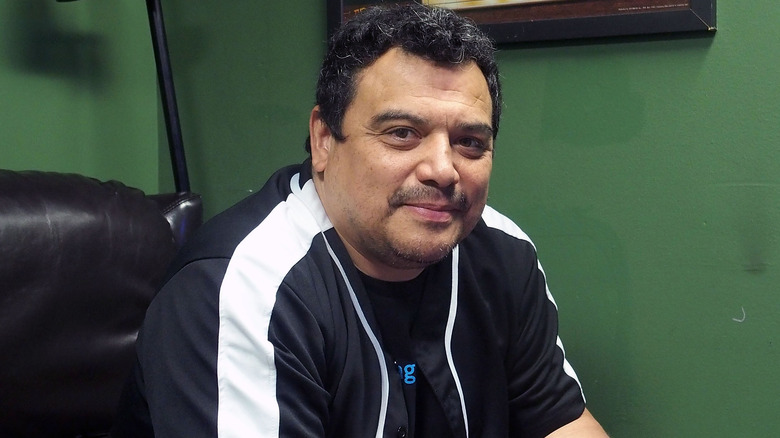 Carlos Mencia fond vert