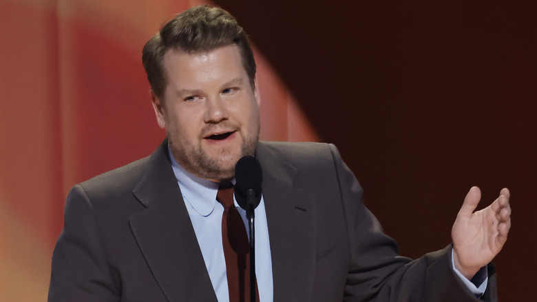 Cravate rouge James Corden