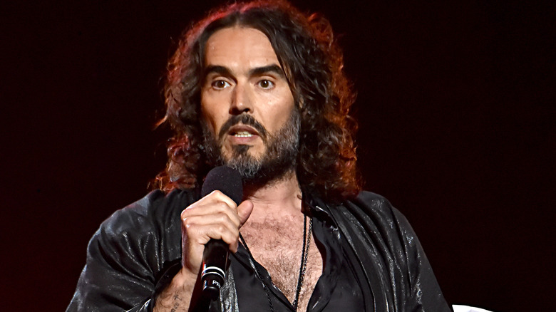 Tenue noire Russell Brand