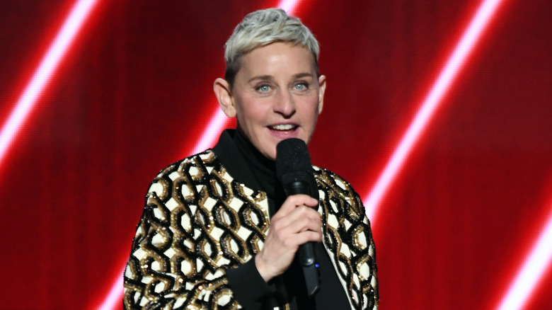 Ellen DeGeneres fond rouge