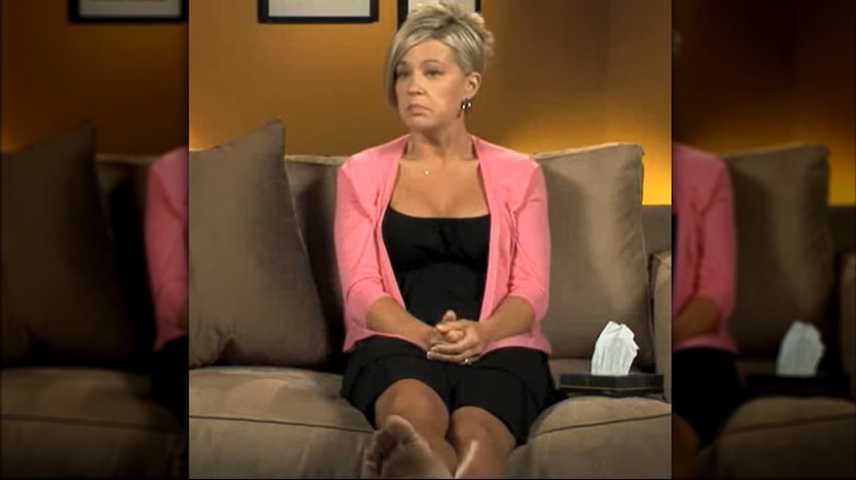 pieds nus Kate Gosselin sur le canapé