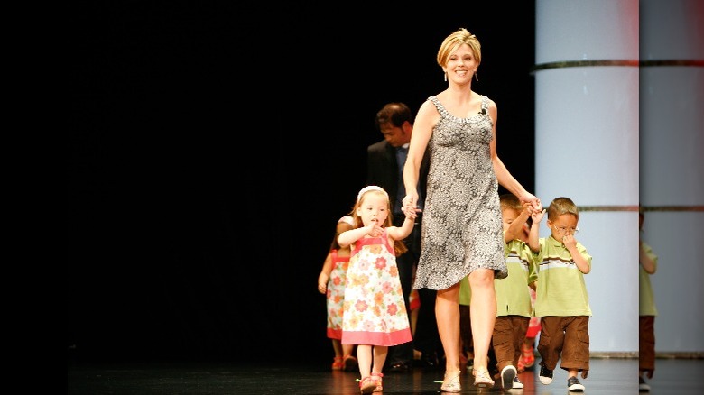 Kate Gosselin marchant avec des enfants