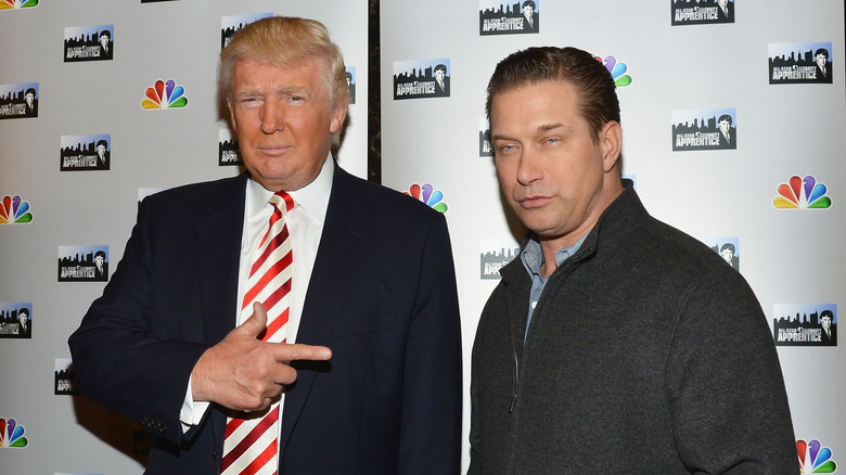 Donald Trump pointe du doigt Stephen Baldwin sur le tapis rouge