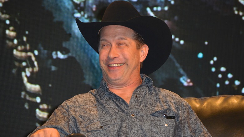 Stephen Baldwin portant un chapeau de cow-boy en riant