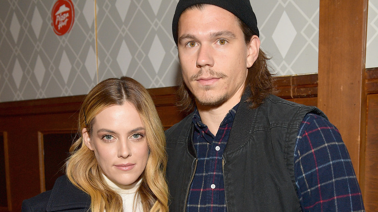 Riley Keough et Ben Smith-Petersen posant pour une photo