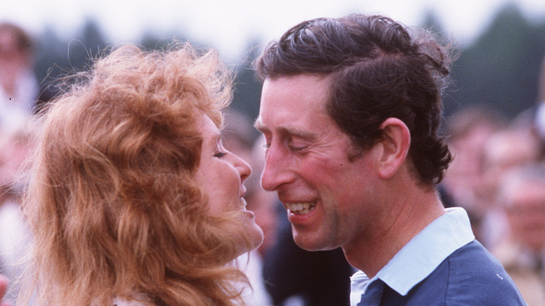 Sarah Ferguson Prince Charles s'embrassant