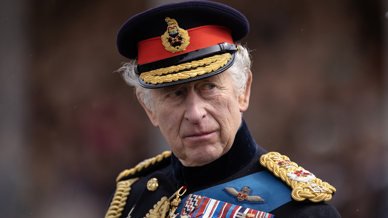 Le roi Charles III uniforme militaire complet donnant sideeye