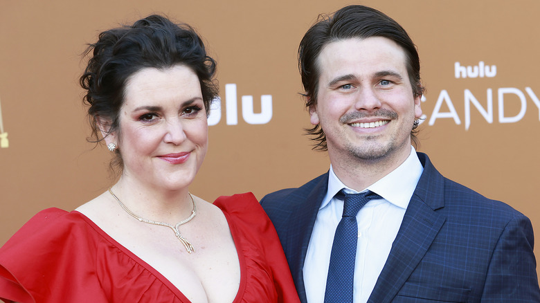 Jason Ritter et Melanie Lynskey en robe rouge