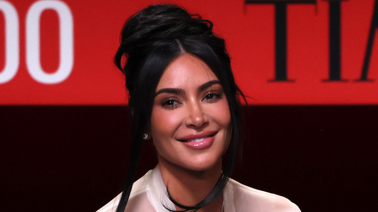 Kim Kardashian ajoute une officiante de mariage à ses nombreux titres de poste