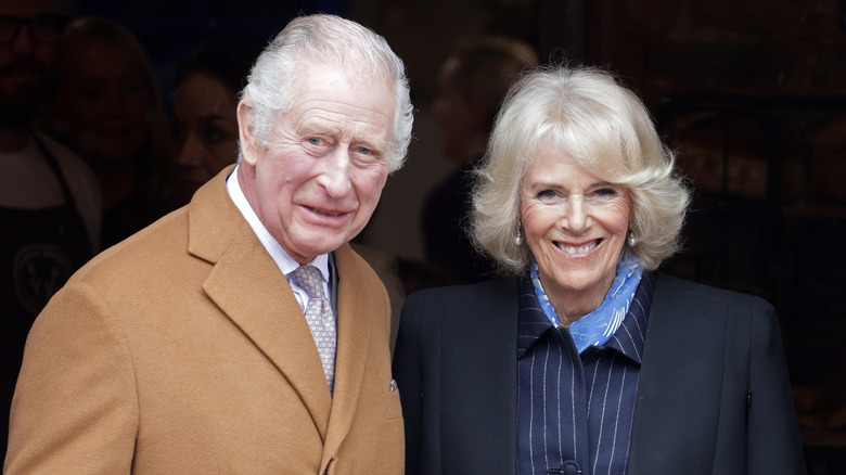 Le roi Charles et la reine Camilla souriant