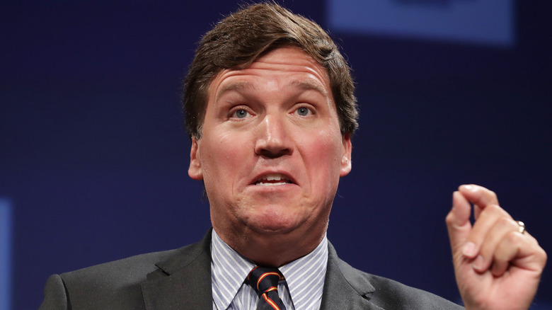 Les premières remarques de Tucker Carlson depuis l’éviction de Fox News sont totalement cryptiques (et apparemment louches)