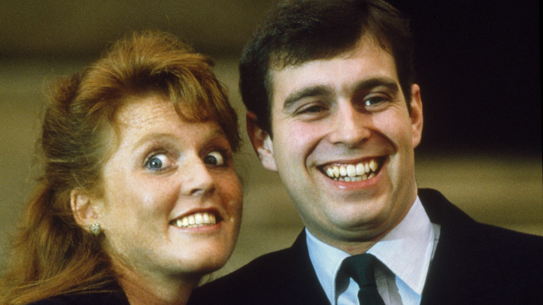 Sarah Ferguson fait une drôle de tête Prince Andrew en riant