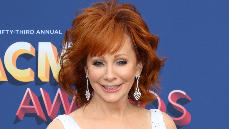 Reba McEntire s’est tenue aux côtés de son ami Garth Brooks après son scandale de synchronisation labiale