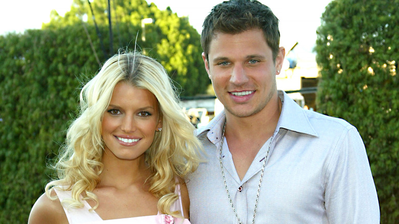 Nick Lachey et Jessica Simpson posant ensemble en 2003