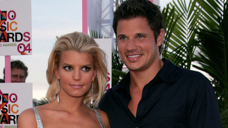 Nick Lachey et Jessica Simpson posant en 2004