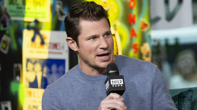 Nick Lachey s'exprimant lors d'une interview