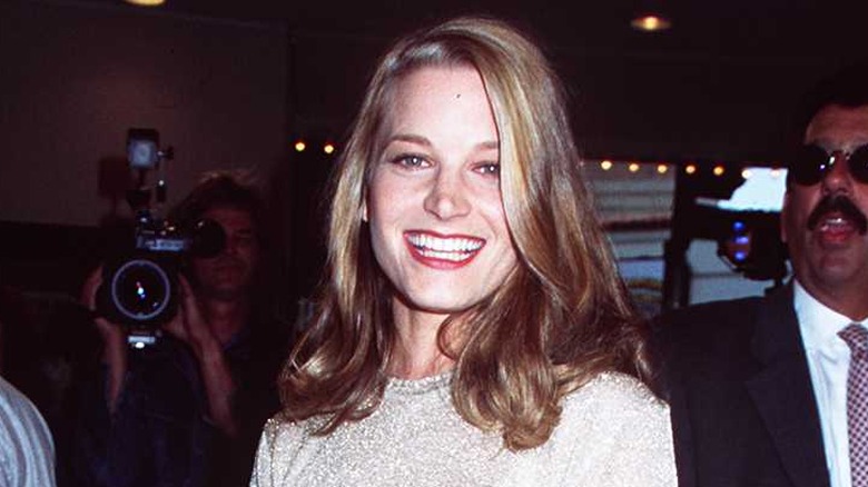 Bridget Fonda sourit largement