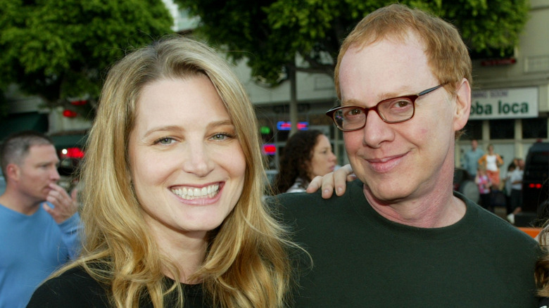 Bridget Fonda souriant avec Danny Elman 