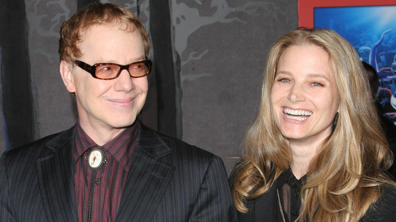 Danny Elfman et Bridget Fonda sourient tous les deux