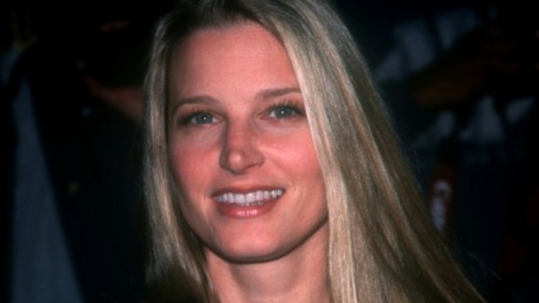 Bridget Fonda aux cheveux blonds raides, souriante