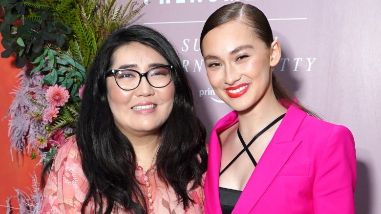 Jenny Han et Lola Tung souriantes