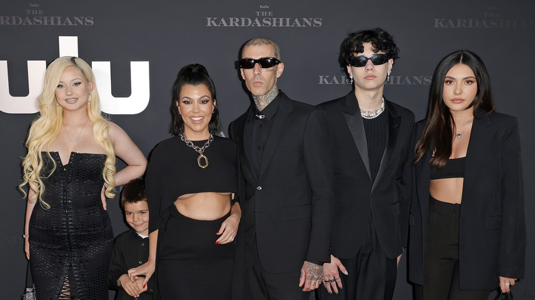 Travis Barker et Kourtney Kardashian posent avec leurs enfants