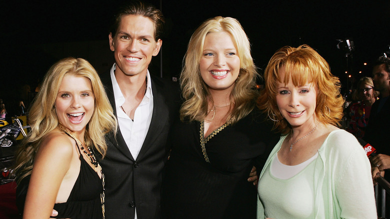 Reba McEntire avec le casting de 