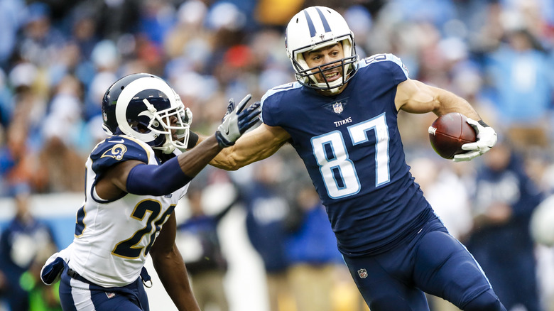 Eric Decker joue au football