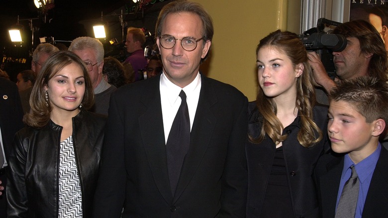 Kevin Costner posant avec ses enfants